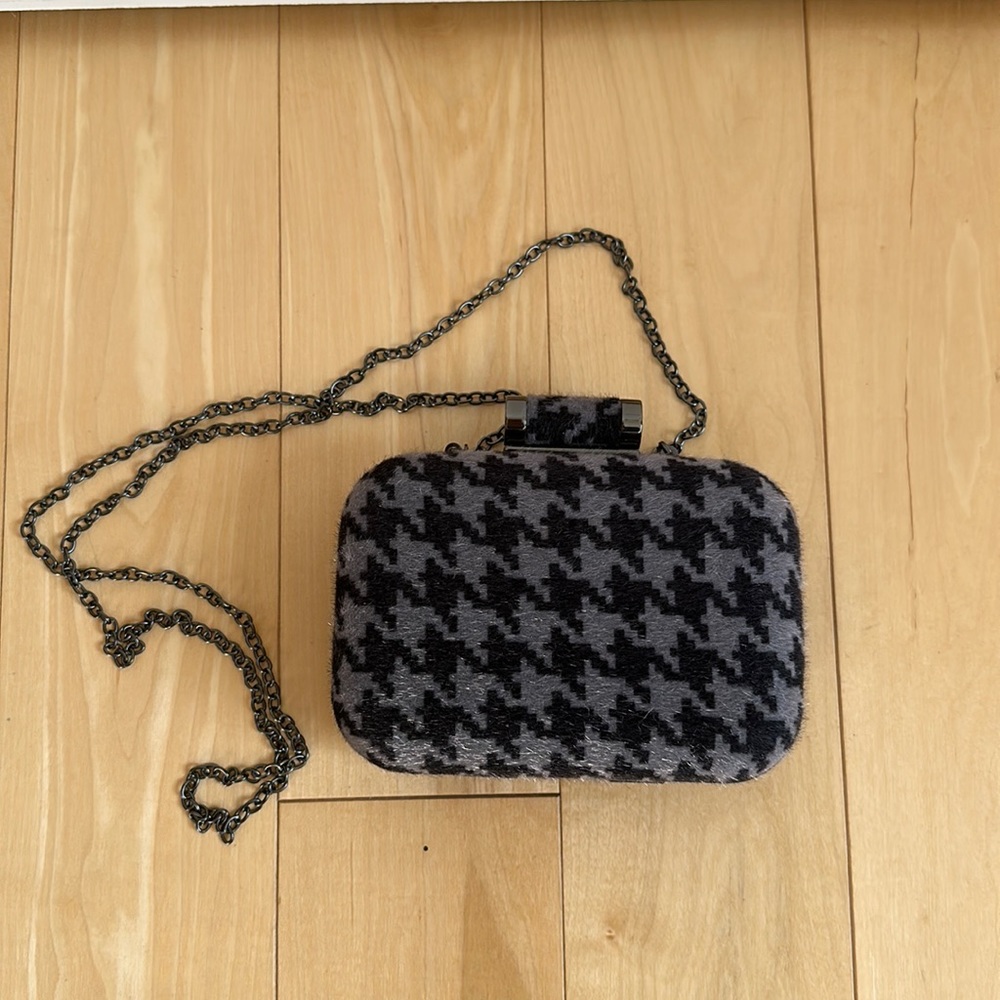 Fabulous small clutch with chain to wear over the shoulder. Perfect condition